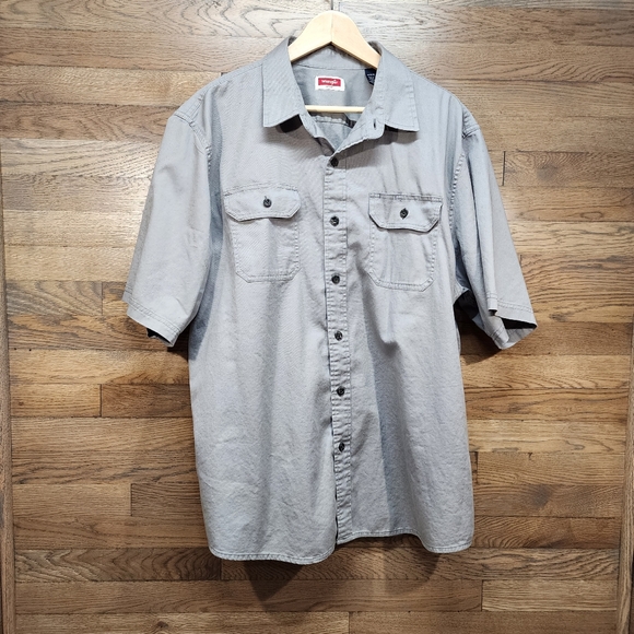 LOT OF 2 Wrangler Short Sleeve Button Down Shirt Men’s Size  1 XL, 1 L - Picture 5 of 7